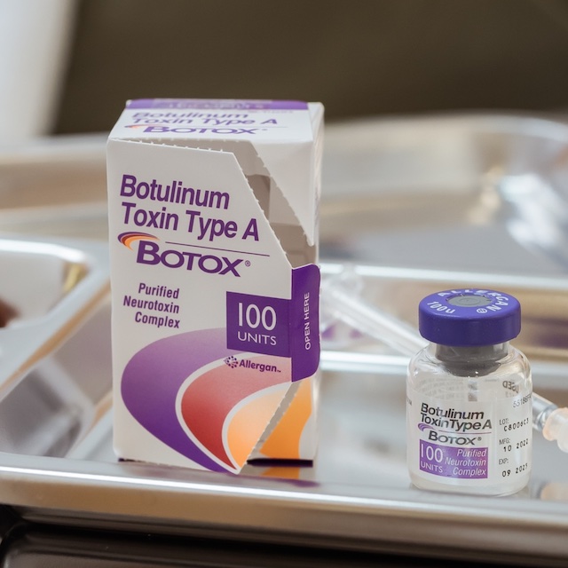 Botox Allergan 100 units thuộc phân khúc cao cấp, thương hiệu tồn tại trong lĩnh vực thẩm mỹ hơn 30 năm. Botox Allergan 100 units thuộc phân khúc cao cấp, thương hiệu tồn tại trong lĩnh vực thẩm mỹ hơn 30 năm.