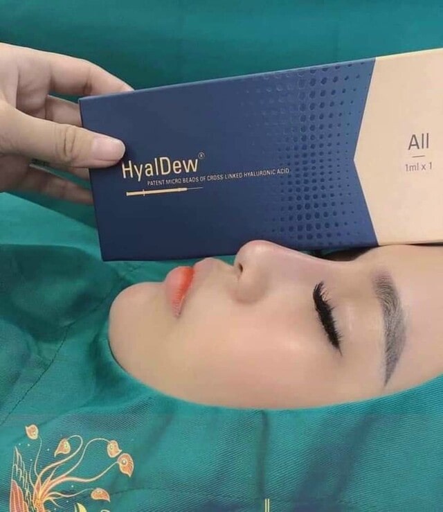 Hyaldew là hợp chất làm đầy cao cấp, hỗ trợ làm đầy các vùng da lõm sâu, tạo đường nét tự nhiên cho gương mặt. Hyaldew là hợp chất làm đầy cao cấp, hỗ trợ làm đầy các vùng da lõm sâu, tạo đường nét tự nhiên cho gương mặt.