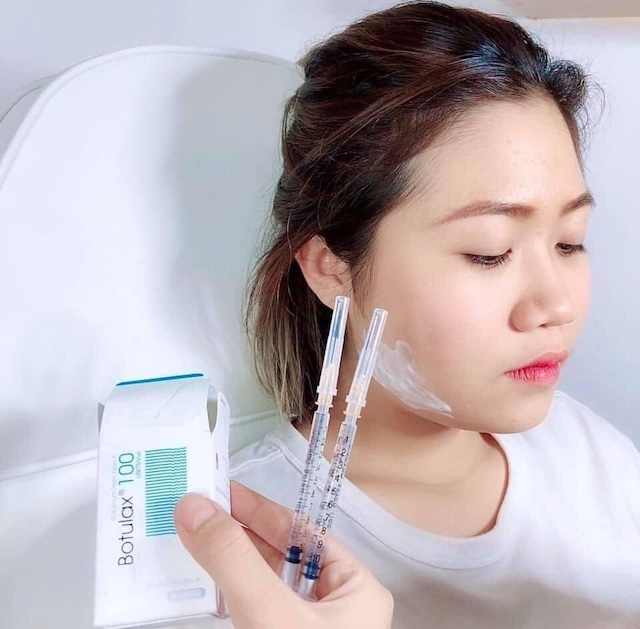 Với những ưu điểm nổi trội, botox Botulax 100 đang được ưa chuộng trong ngành thẩm mỹ. Với những ưu điểm nổi trội, botox Botulax 100 đang được ưa chuộng trong ngành thẩm mỹ.